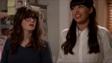 La chemise nouée blanche portée par Cece Parekh (Hannah Simone) dans New Girl S07E03