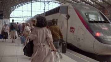 Le Trench beige de Juliette (Reem Kherici) dans Jour J