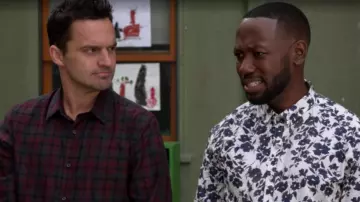 La chemise blanche à fleurs noires de Winston Bishop (Lamorne Morris) dans New Girl S07E03