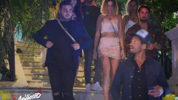 L'ensemble cropped top et mini jupe rose porté par Barbara dans Les Anges S10E37