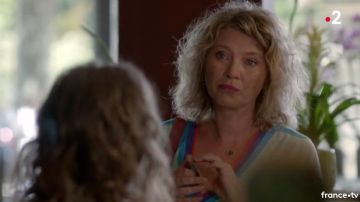 Le pull col V de Candice (Cécile Bois) dans Candice Renoir S06E03