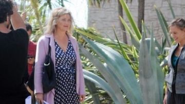 La robe en soie imprimée de Candice (Cécile Bois) dans Candice Renoir S05E05