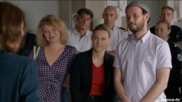 La robe portefeuille à carreaux de Candice (Cécile Bois) dans Candice Renoir S06E01