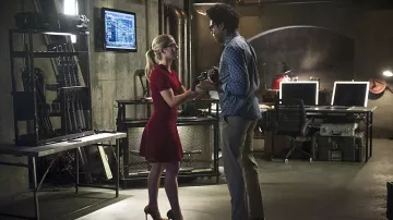 La Robe Sandro de Felicity Smoak (Emily Bett Rickards) dans Arrow S04E03