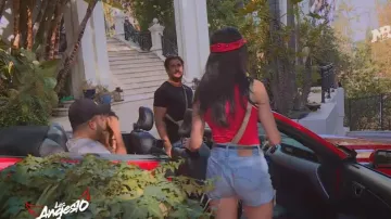 Le mini short en jean Levi's de Sarah dans Les Anges S10E39
