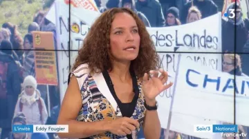 Le  Top imprimé façon patchwork de Sandrine Aramon dans Soir 3 du 20/04/2018