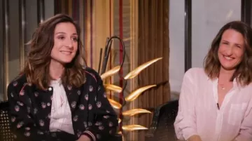 La chaqueta corta efecto satén con estampado floral de Camille Chamoux en Télématin del 09/04/2018