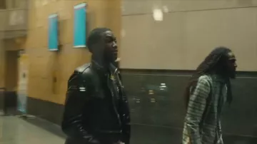 Chaqueta de motociclista de cuero negro de Meek Mill en el clip de 1942 Flows