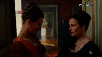 Les boucles d'oreilles en perle aperçues dans Versailles S03E03
