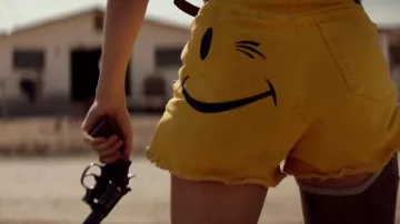 The short yellow Smiley Arlen (Suki Waterhouse) in The Bad Batch
