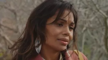 Los pendientes de plata metal de Carole Leconte (Lani Sogoyou) en Plus belle la vie S14E3525