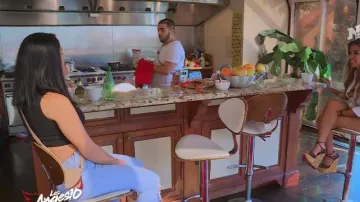 Les sandales compensées noires de Sarah dans Les Anges S10E40