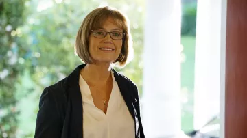 The necklace pendant in the shape of the moon Rebecca Pearson (Mandy Moore) in This is Us S01E02