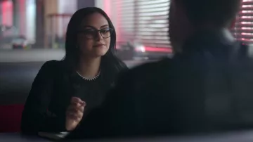 Veronica Lodge 's (Camila Mendes) pequeño suéter negro Topshop en Riverdale S02E20