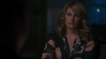 Blusa floral Joy de Alice Cooper (Madchen Amick) en Riverdale S02E20