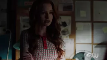 La tapa de flores Urban Outfitters de Cheryl Blossom (Madelaine Petsch) en Riverdale S02E20