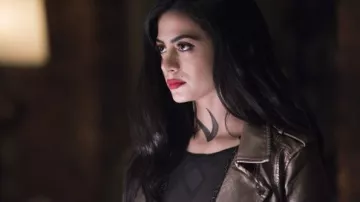 Traje de encaje de manga larga de GUESS usado por Isabelle Lightwood (Emeraude Toubia) como se ve en Shadowhunters S03E07