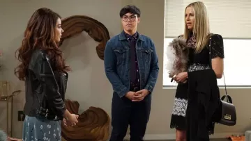 Vestido floral de manga volante usado por Haley Dunphy (Sarah Hyland) como se ve en la familia moderna S09E19