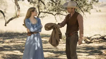 La longue robe bleue de Dolores Abernathy (Evan Rachel Wood) dans Westworld S01E04