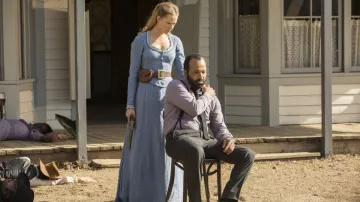 The blue dress of Dolores Abernathy (Evan Rachel Wood) in Westworld S01E10