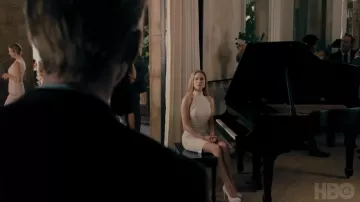 The dress without the sleeve of Dolores Abernathy (Evan Rachel Wood) in Westworld S02E02