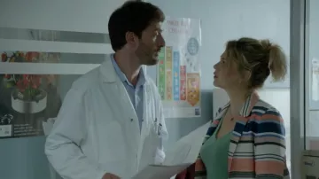 La chaqueta a rayas de Candice Renoir (Cécile Bois) en Candice Renoir S06E02