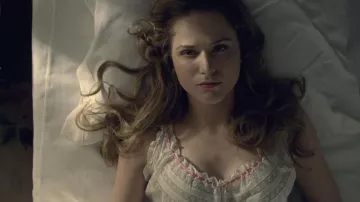 La robe blanche en dentelle de Dolores Abernathy (Evan Rachel Wood) dans Westworld S01E01