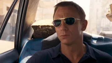 Tenues du film Quantum of Solace : Daniel Craig porte des lunettes de soleil Tom Ford FT108 pour jouer James Bond AKA OO7 dans le film