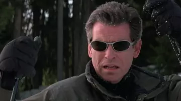Les lunettes de soleil Calvin Klein modèle 2007 de James Bond (Pierce Brosnan) dans Le monde ne suffit pas