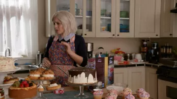 The deck flowers Liberty for Anthropology of Liv Moore (Rose McIver) in iZombie S04E04
