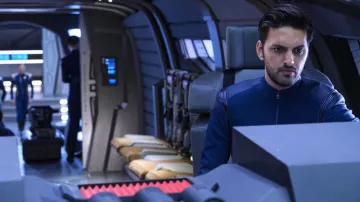 The uniform of the Starfleet blue lieutenant Ash Tyler (Shazad Latif) in Star Trek, Discovery S01E10