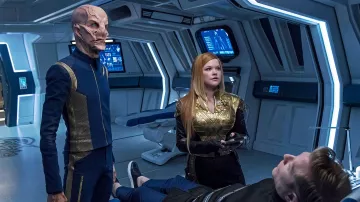 The uniform of the StarFleet blue of the scientific officer and second in command of the Discovery, Saru (Doug Jones) in Star Trek, Discovery S01E11