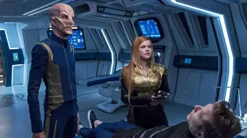 The uniform of the StarFleet blue of the scientific officer and second in command of the Discovery, Saru (Doug Jones) in Star Trek, Discovery S01E11