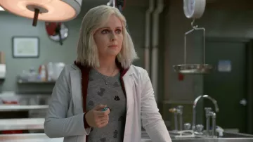 Le t-shirt gris J. Crew avec des coeurs de Liv Moore (Rose McIver) dans iZombie S04E06