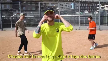 La sudadera amarilla de Squeezie en su video de YouTube Potes Freestyle