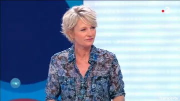 La camisa de seda estampada azul de Sophie Davant en el programa C'est au del 01/05/2018