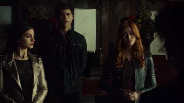 The body black lace Guess Isabelle Lightwood (Emeraude Toubia) in Shadowhunters S03E07