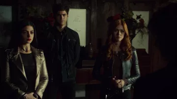 La chaqueta de moto metálica dorada Blank NYC de Isabelle Lightwood (Emerald Toubia) en Shadowhunters S03E07