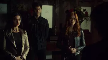 La veste moto métallisée or Blank NYC de Isabelle Lightwood (Emeraude Toubia) dans Shadowhunters S03E07