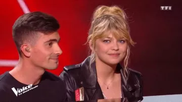 La veste en cuir à patch éclair et cible dans le dos de Louane dans #TheVoice du 05/05/2018