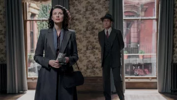 Gabardina gris de Claire Fraser (Caitriona Balfe) en Outlander S03E01