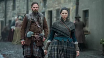 Les manchettes en laine de Claire Fraser (Caitriona Balfe) dans Outlander S02E12