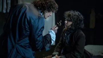 The snake engraved Sawny of Jamie Fraser (Sam Heughan) in Outlander S02E03