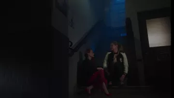 Rouge Sandro lacets pantalon porté par Cheryl Fleur (Madelaine Petsch) comme on le voit dans Riverdale S02E20