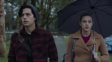 Chaqueta Scotch & Soda Camel Peacoat usada por Betty Cooper (Lili Reinhart) como se ve en Riverdale S02E20