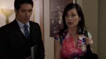 El vestido con estampado floral de Ted Baker usado por Nina Devon (Perrey Reeves) visto en Famous in Love S2E4