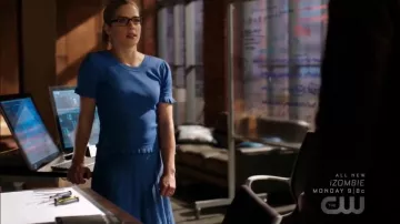 La falda Sandro de Félicity Smoak (Emily Bett Rickards) en Arrow S06E19