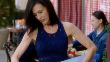 Alo Yoga Vixen Fitted Crop Tank Navy usado por Nina Devon (Perrey Reeves) visto en Famous in Love S2E6