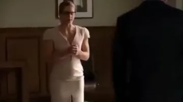 La robe rose Alexander McQueen de Félicity Smoak (Emily Bett Rickards) dans Arrow S06E21