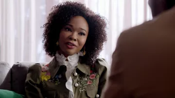 La veste kaki brodée de fleurs Veronica Beard de Monica Colby (Wakeema Hollis) dans Dynastie S01E21